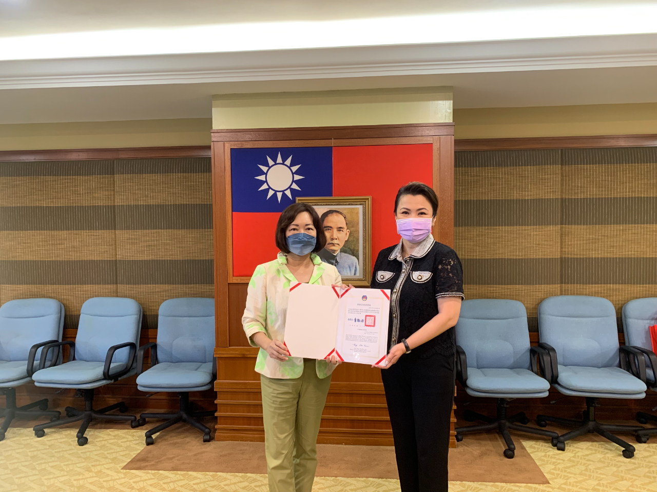 Representative Anne Hung presents the Certificate of Appreciation to Taipei Investors´ Association in Malaysia Kuala Lumpur Standing Committee.