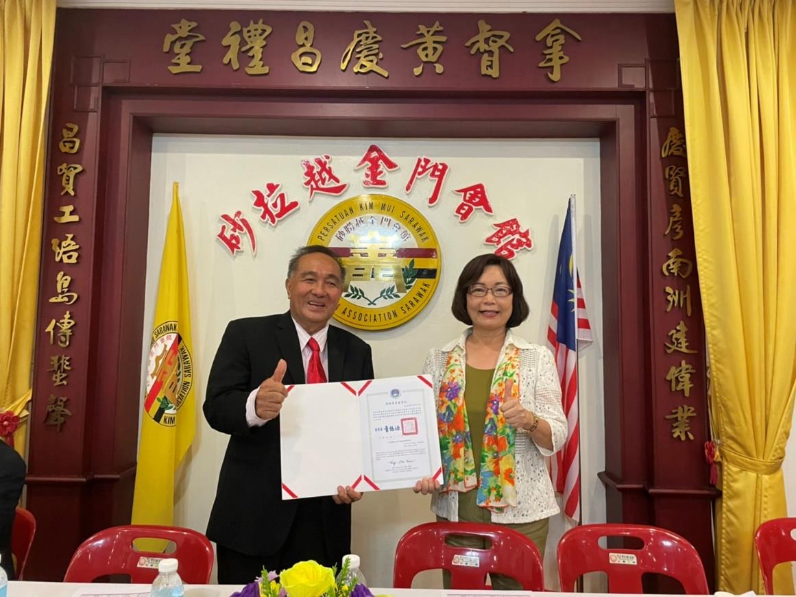 Representative Anne Hung issued a congratulatory letter from the Overseas Community Affairs Council.