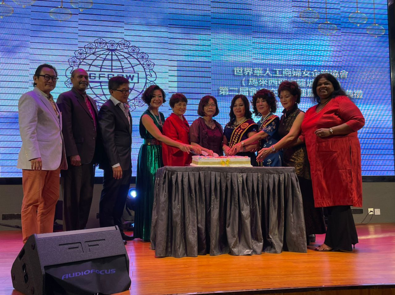 Representative Anne Hung (5th from right) participats in the cake cutting ceremony.
