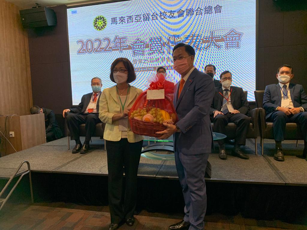 The photo of Representative Anne Hung and President Dato' DR Tang Yong Chew.

