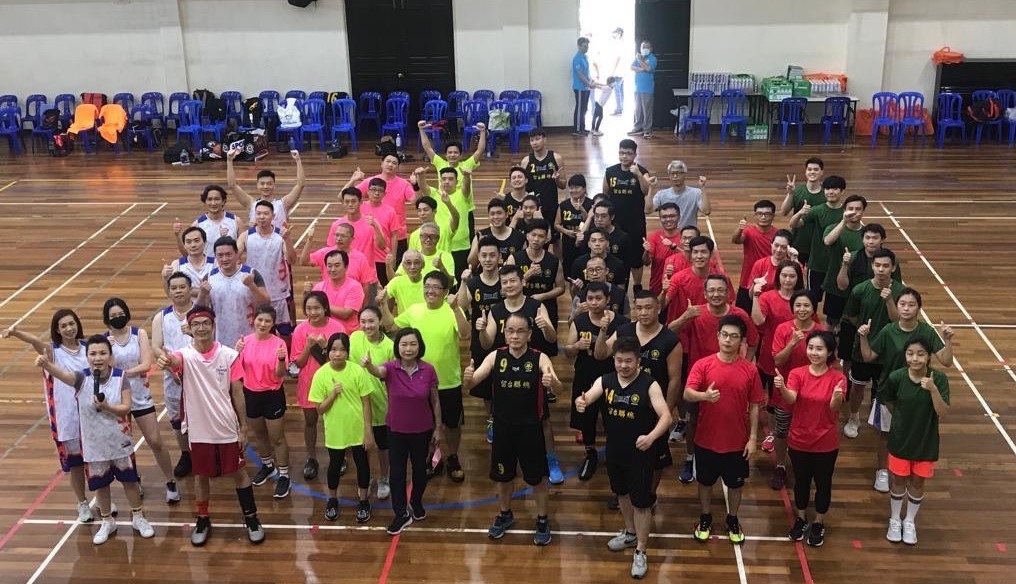 Representative Anne Hung (first row, fourth from left) takes a group photo with all the players