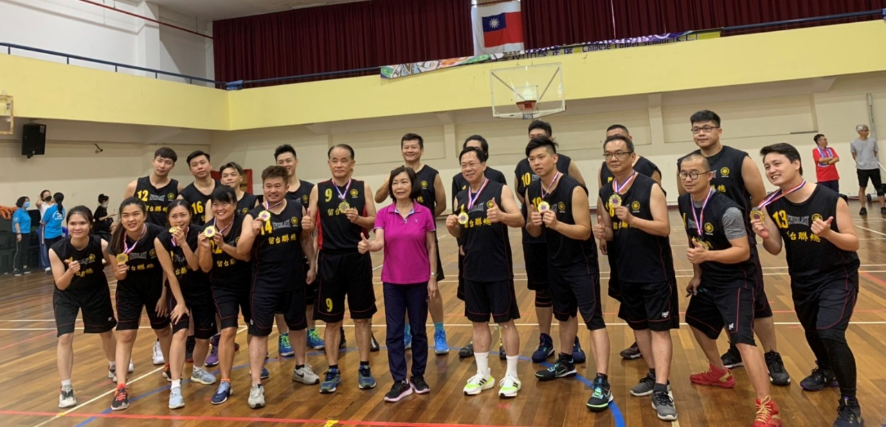 Representative Anne Hung (in the middle) presents champion medals to FAATUM (the Federation of Alumni Association of Taiwan Universities, Malaysia) team