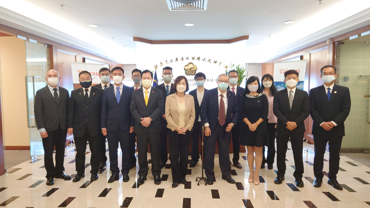 Representative Anne Hung meets the president and committee members of the Federation of Alumni Associations of Taiwan Universities, Malaysia.