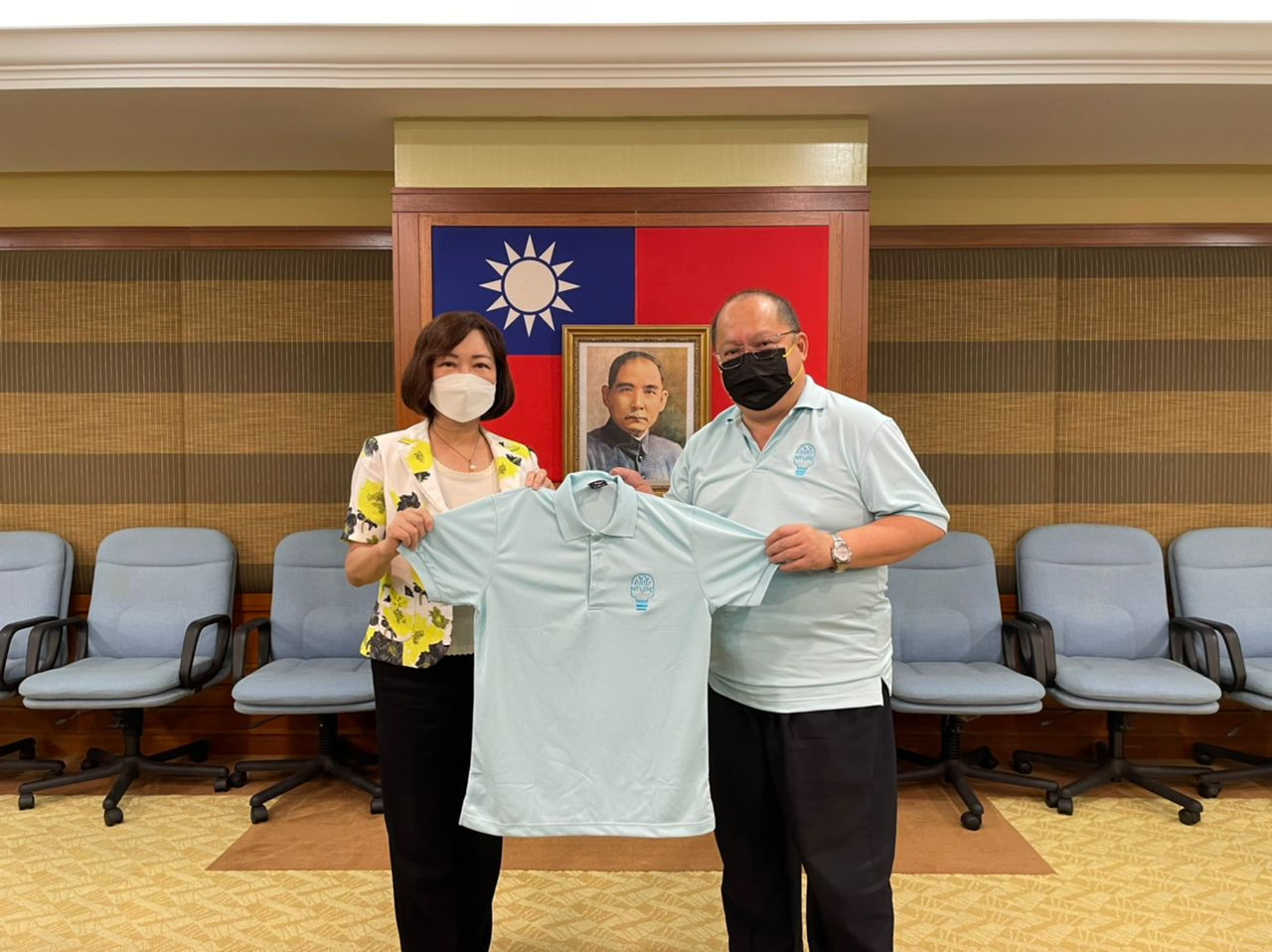 Alumni Association of National Taiwan University, Malaysia presented Representative Anne Hung with AANTUM T-shirt.