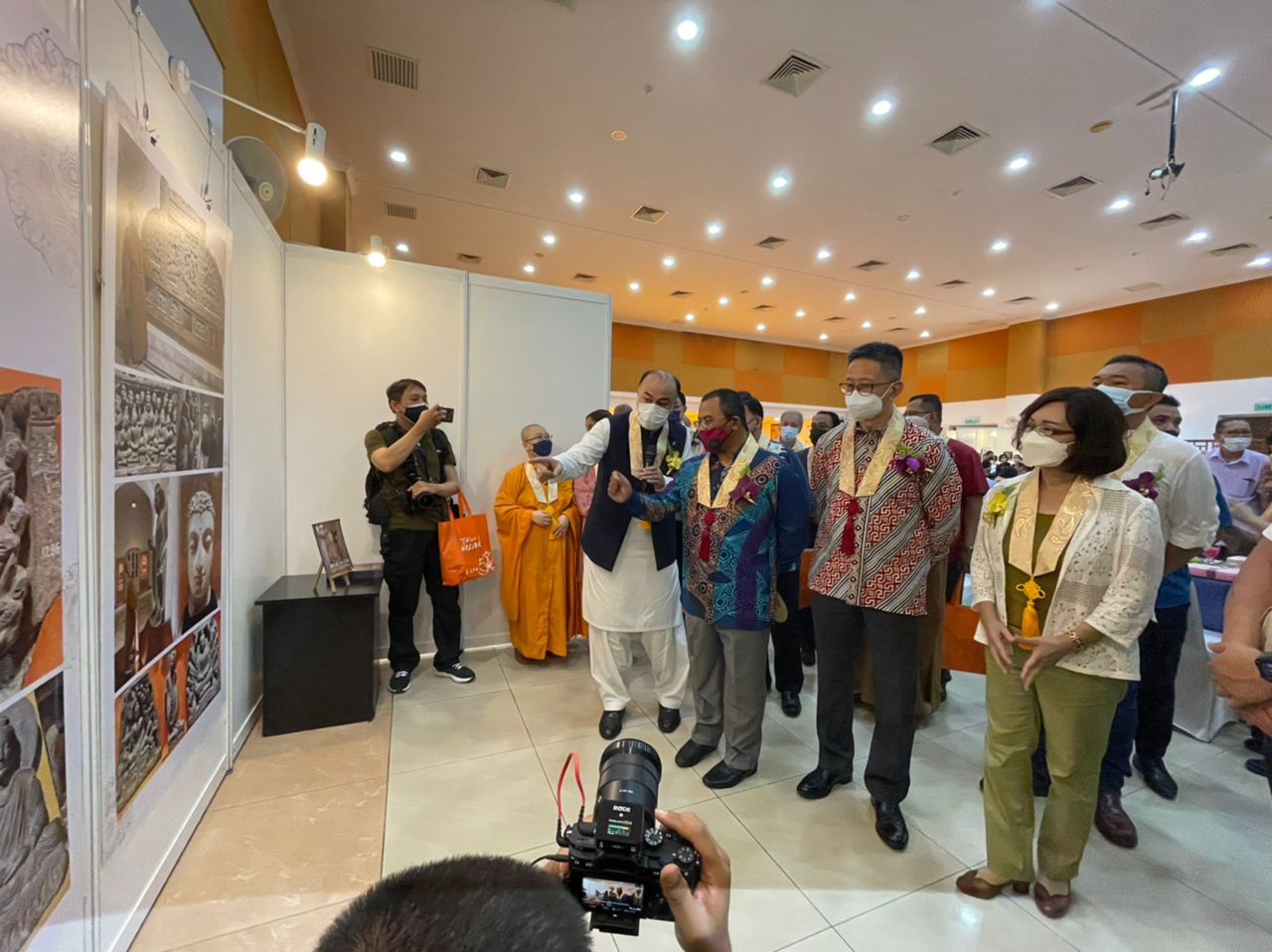 Representative Anne Hung admired artworks with VIPs