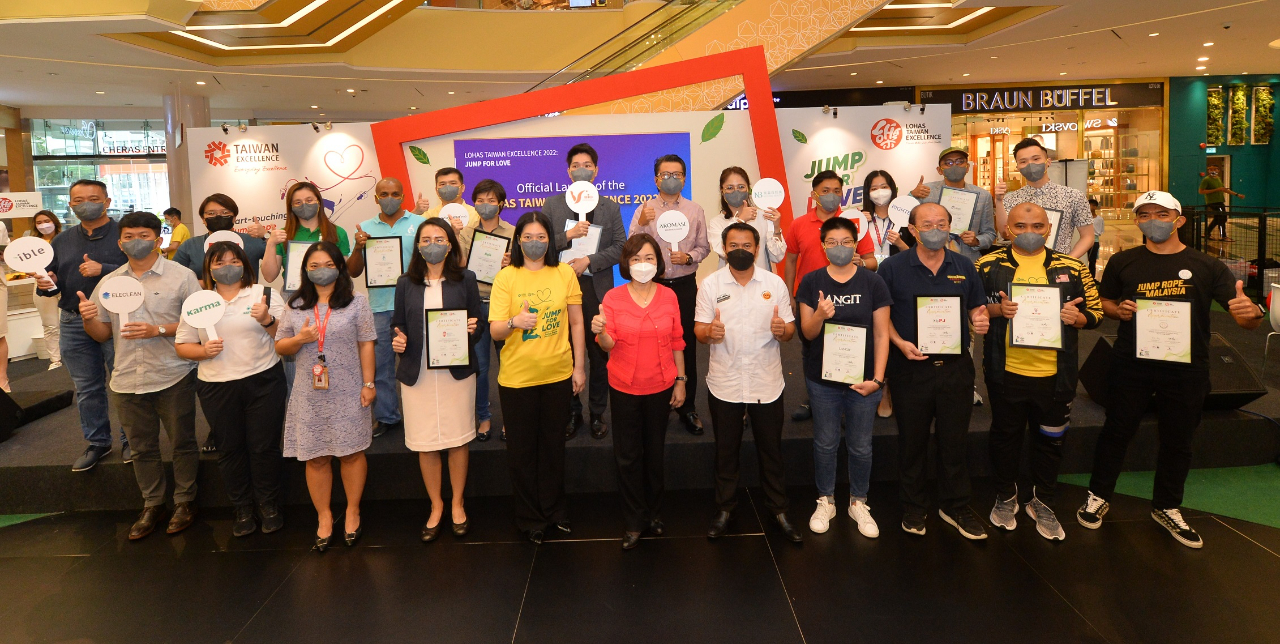 Group photo of Representative Anne Hung together with Taiwan Excellence brands and Malaysian NGOs. 