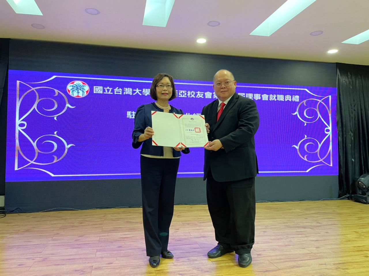 Representative Anne Hung presented the congratulatory letter on behalf of Tung Chen-yuan, Minister of the Overseas Community Affairs Council.