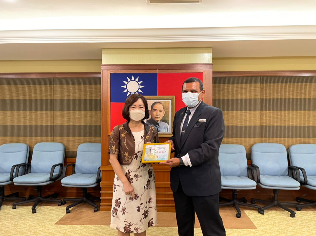 The Alumni Association of Taiwan, Selangor &amp; W.P. presented a souvenir to Representative Anne Hung