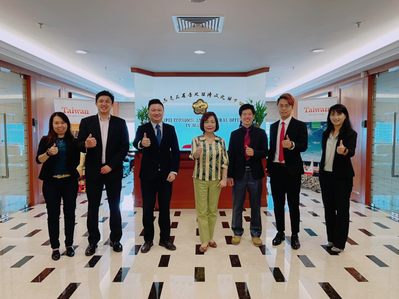 Representative Anne Hung takes a group photo with the president and committee members of Taiwan National Cheng Kung University Alumni Association.