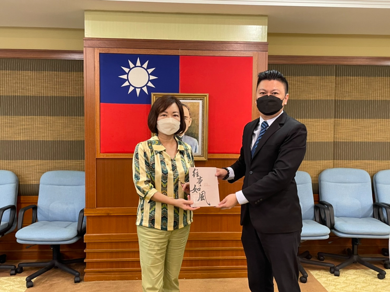 Taiwan National Cheng Kung University Alumni Association presented Representative Anne Hung with a souvenir.