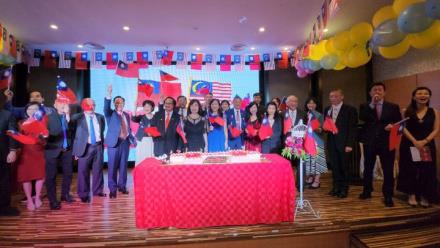 Representative Anne Hung and the distinguished guests waved the national flag of the Republic of China and sang the Ode to the Republic of China.