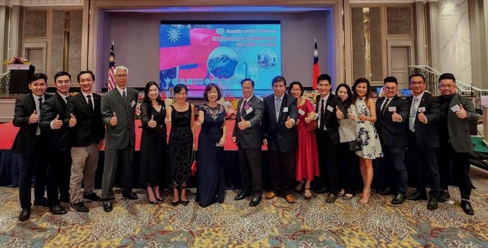 Ambassador Anne Hung pictured with distinguished guests of the Federation of Alumni Associations of Taiwan Universities, Malaysia 