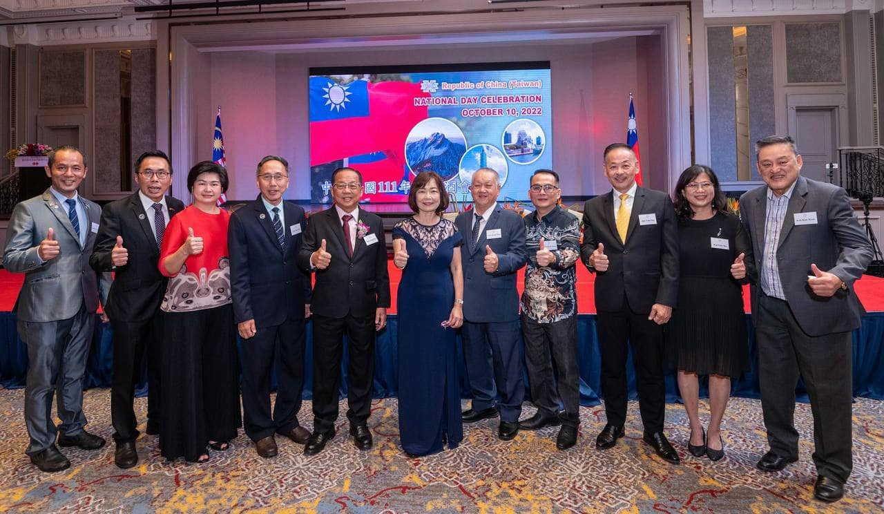Ambassador Anne Hung pictured with distinguished guests of Kim Mooi Association 