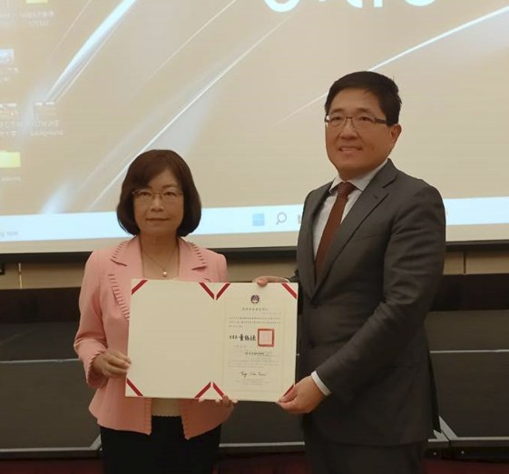 Representative Anne Hung presented the Certificate of Appreciation to President Lin Kai Min on behalf of Tung Chen-yuan, Chairman of the Overseas Community Affairs Council