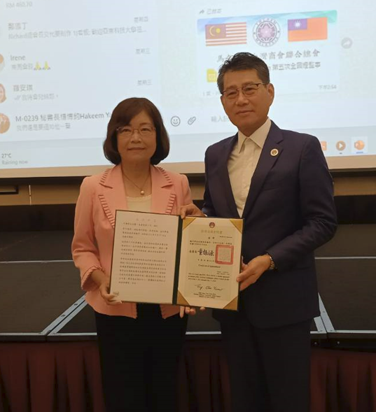 Representative Anne Hung, on behalf of Tung Chen-yuan, Chairman of the Overseas Community Affairs Council, issued the letter of appointment of Vice President Wei Tsai Tseng as Overseas Chinese Affairs Consultant