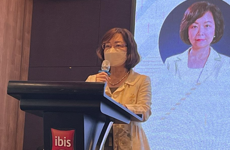 Representative Anne Hung delivers a speech.