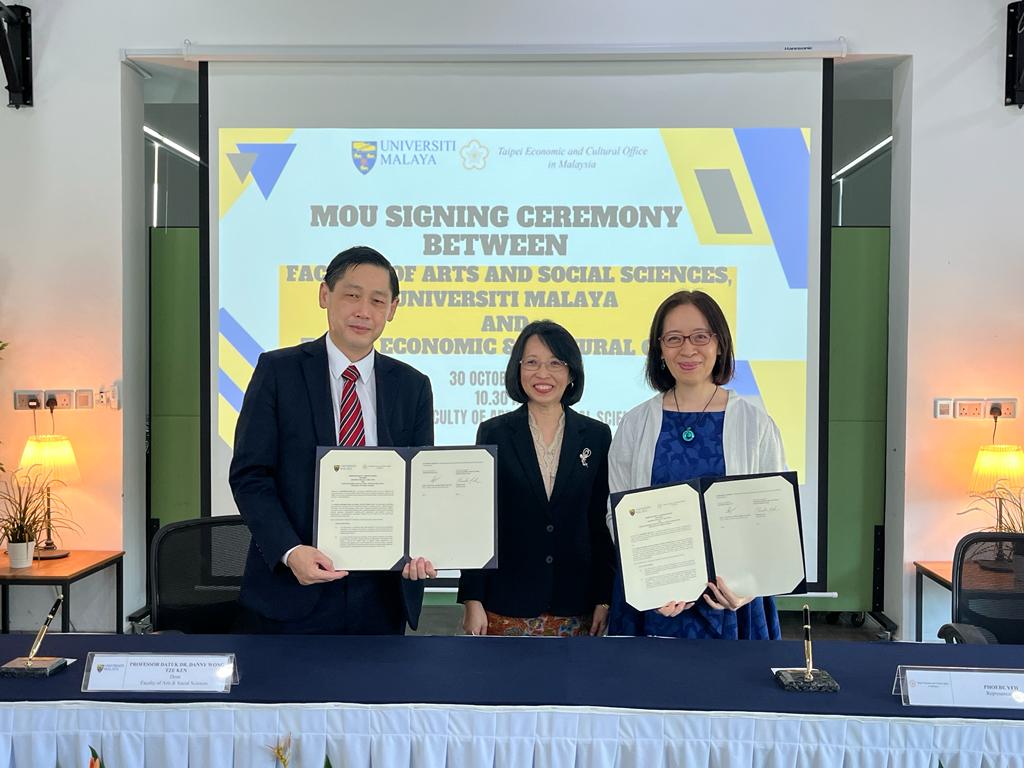 Representative Phoebe Yeh signed a Memorandum of Understanding with Professor Datuk Dr. Danny Wong Tze Ken, Dean of Faculty of Arts and Social Sciences, Universiti Malaya