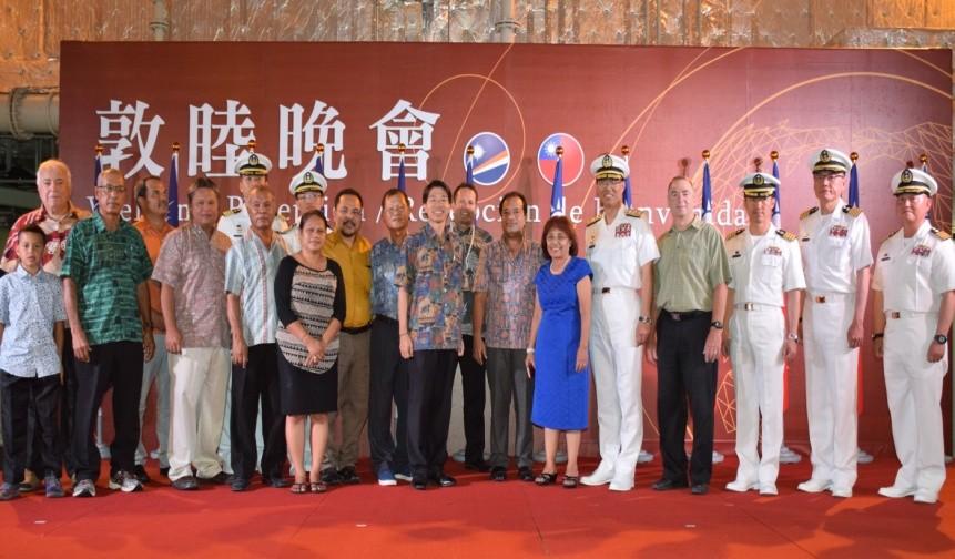 陳大使文儀（前排左六）及支隊長胡志政少將（右五） 與馬國海妮總統伉儷（右六、右七）、國會議長Kenneth A. Kedi（左五）等政要及僑務委員會簡僑務顧問詩宗（後排左六）等合影。