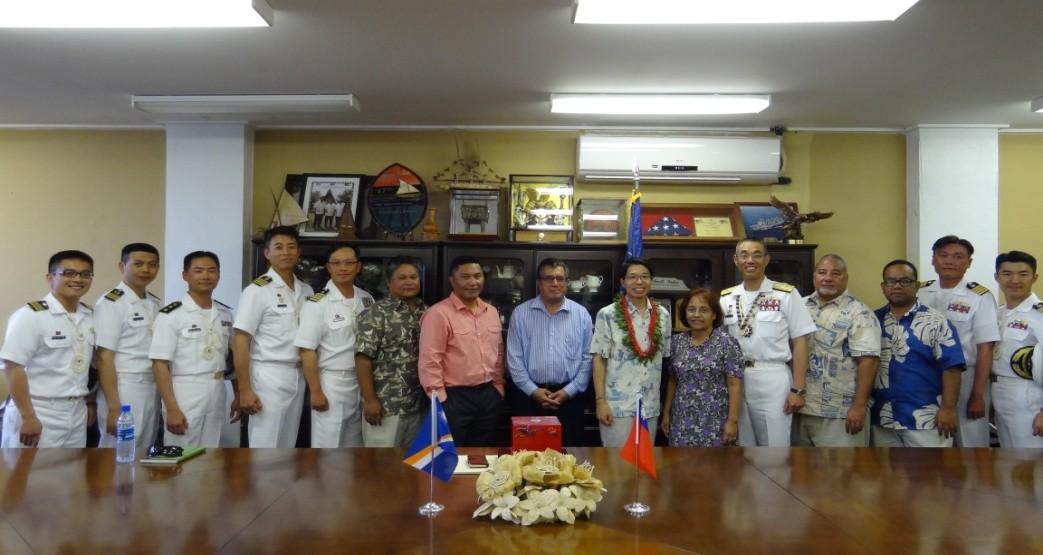 陳大使文儀（右七）陪同支隊長胡志政少將（右五）等晉見馬國海妮總統（右六），並與外長John M. Silk（左八）、衛生部長Kalani Kaneko（左七）、教育部長Wilbur Heine（左六）、公共工程部長Tony Muller（右四）及總統助理部長Mattlan Zackhras（右三）於馬國內閣會議室合影。