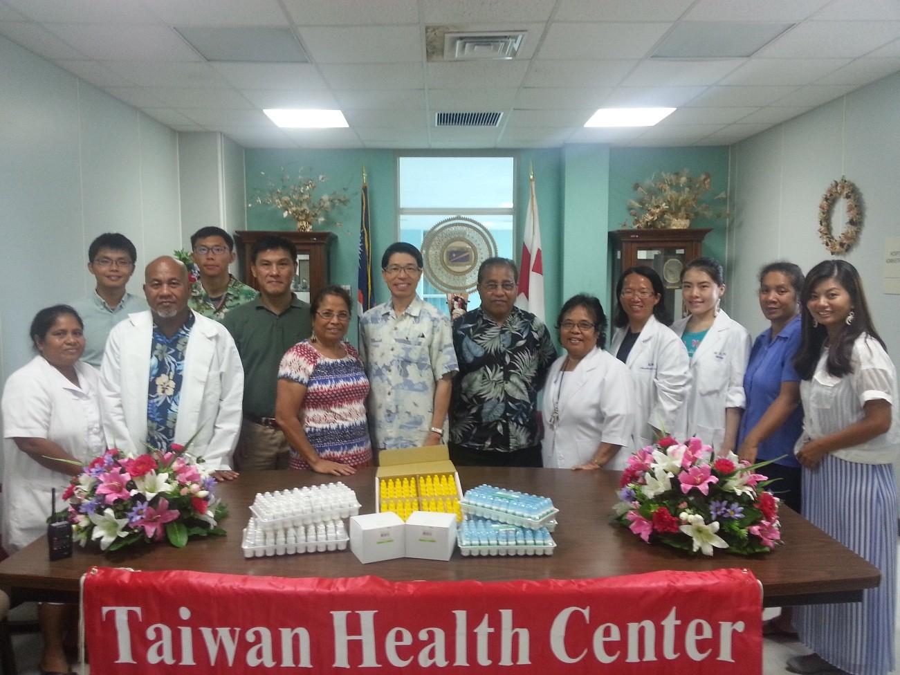 中華民國駐馬紹爾群島陳大使文儀（左5）、馬紹爾群島共和國衛生部次長Dr. Kennar Briand（右6）、馬久羅醫院院長Darlene Korok（左4）、醫務長Dr. Tom Jack（左2）、衛生福利部立雙和醫院麻醉科朱醫師律敏（右4）、泌尿科胡醫師書維（右3）、駐館劉秘書嘉平及臺灣衛生中心徐護理師韻婷等同仁於援助馬國防治急性眼結膜炎及痢疾藥品公開捐贈儀式合影。