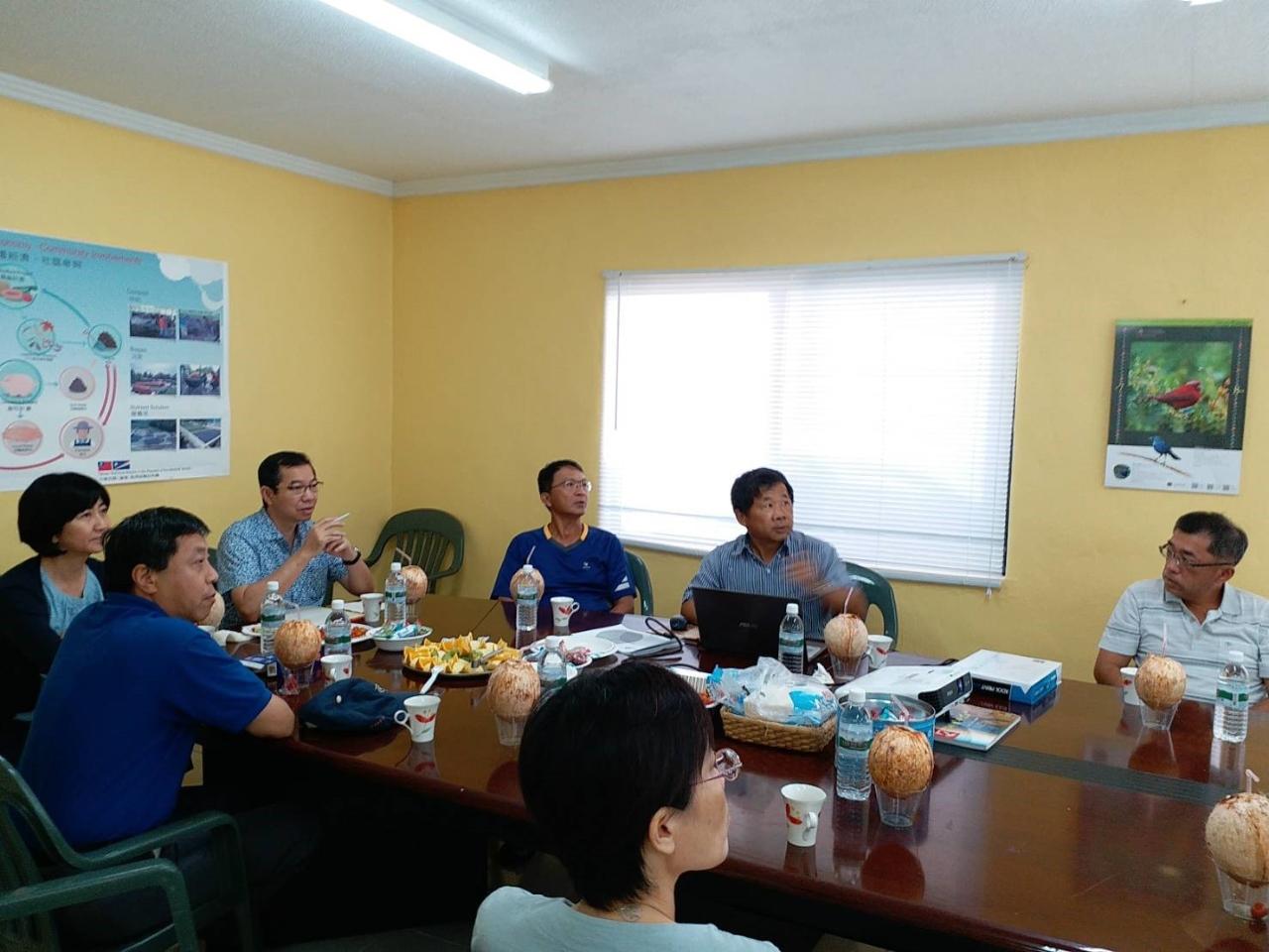 蕭大使夫婦聽取駐馬紹爾技術團業務簡報