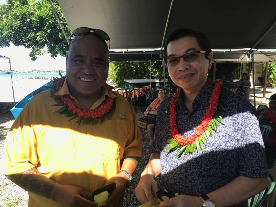 本館蕭大使夫婦於本(107)年9月27日下午應邀出席「馬國傳統工藝訓練中心學員成果展」，蕭大使並於會場致贈該中心主任Alson J. Kelen臺灣原住民音樂CD，促進台馬兩國傳統文化交流。
