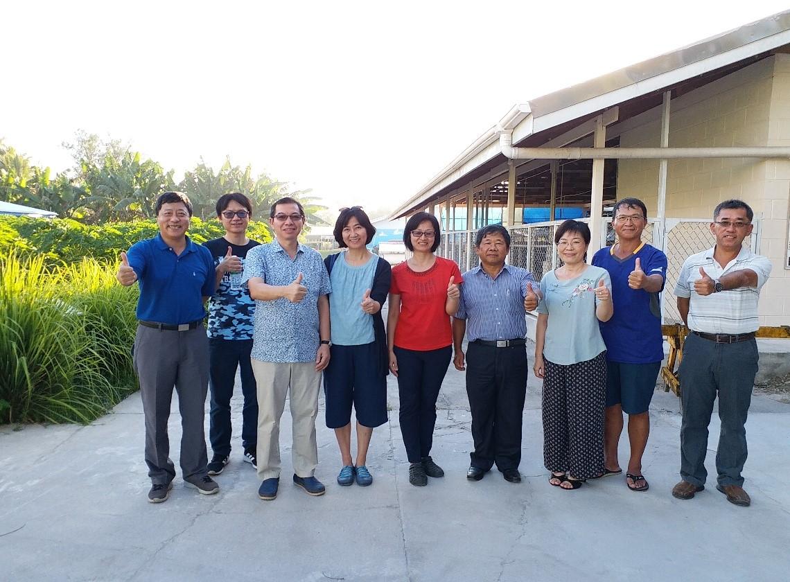 蕭大使夫婦與本館、技術團同仁及眷屬合影