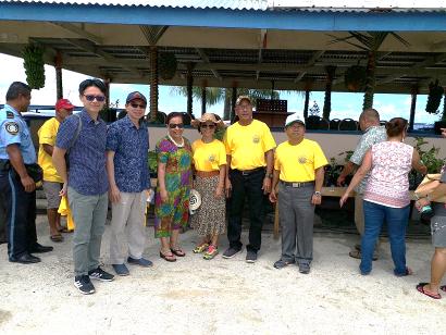 蕭大使與馬國海妮總統（左三）、天然資源暨商務部Dennis Momotaro（右二）、參議員Daisy Alik Momotaro（右三）等於活動現場合影