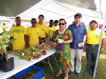 蕭大使與馬國海妮總統於我駐馬技術團設置攤位前合影，技術團林團長彥仁（右一）及張技師惠群（左三）於現場陪同