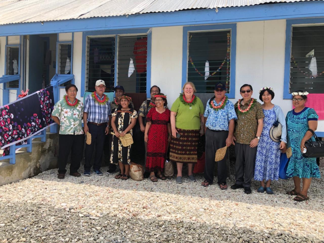 蕭大使夫婦於本(108)年3月24日出席馬國Ebon環礁Liberation Day活動，與馬國總統海妮(左4)外貿部長席克(右4)及美國大使Karen B. Steward等合影。