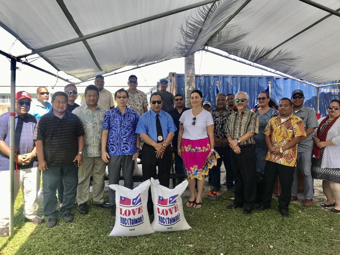 蕭大使與馬國外貿部長粘瑞（左3）、次長Anjanette Kattil（右1）、內政部次長Wallace Peter（右2）及現場出席之外島市長等於捐贈典禮中合影