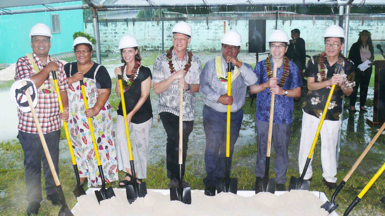 動土典禮合影(蕭大使:右2，美國大使Roxanne Cabral:左3，日本大使齋藤法雄:右1，衛生部長Bruce Bilimon:右3)