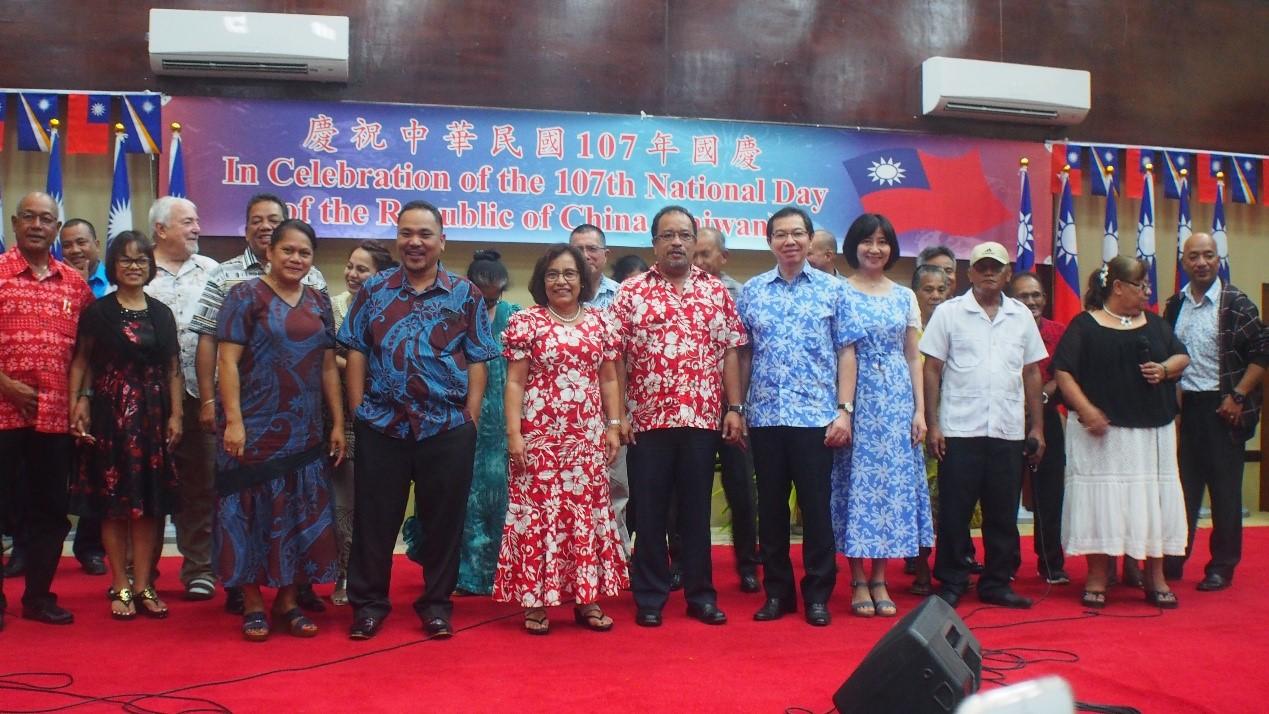 Ambassador and Mrs. Jeffrey S.C. Hsiao posed a photo with the RMI VIPs at the banquet