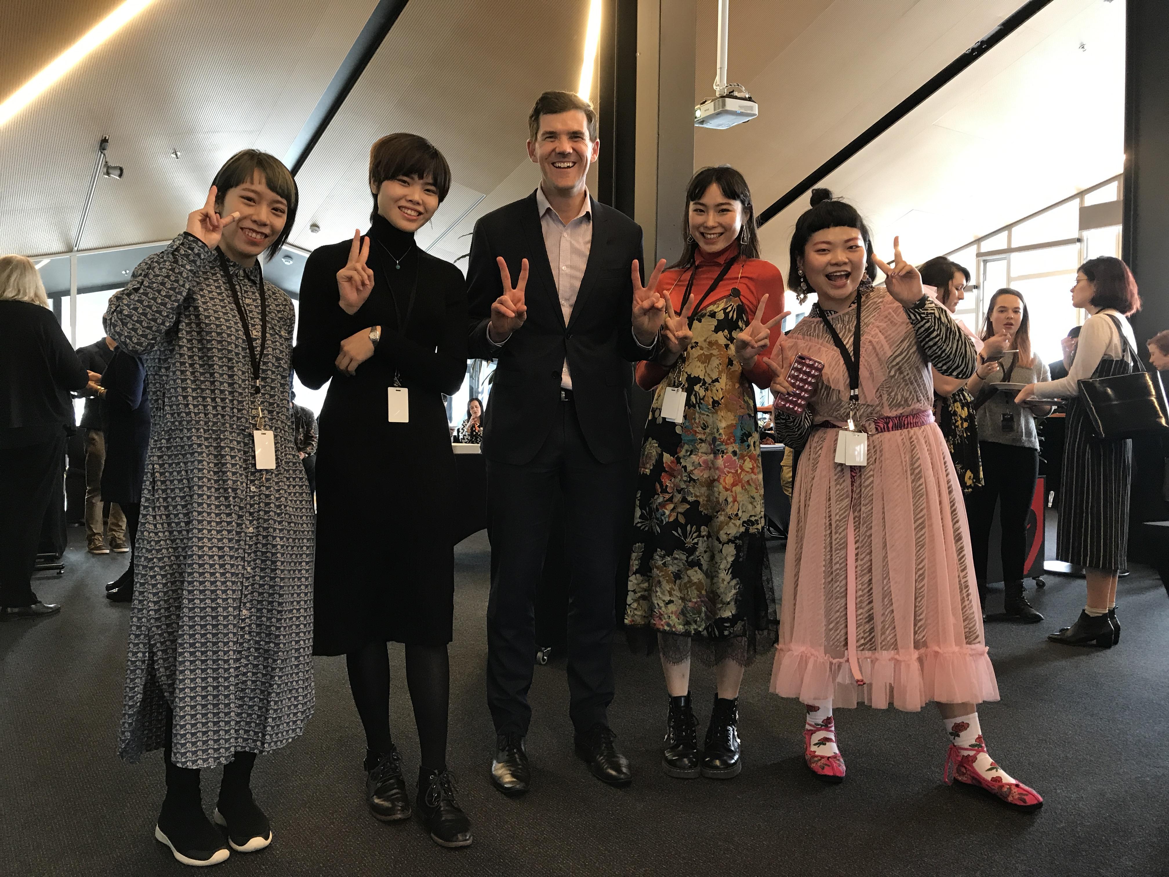 由左至右:洪嘉利、許倍瑜、威靈頓市長Justin Lester、謝宜庭、賴薏婷