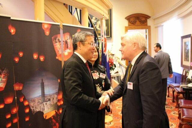 介代表文汲夫婦歡迎到場賓客