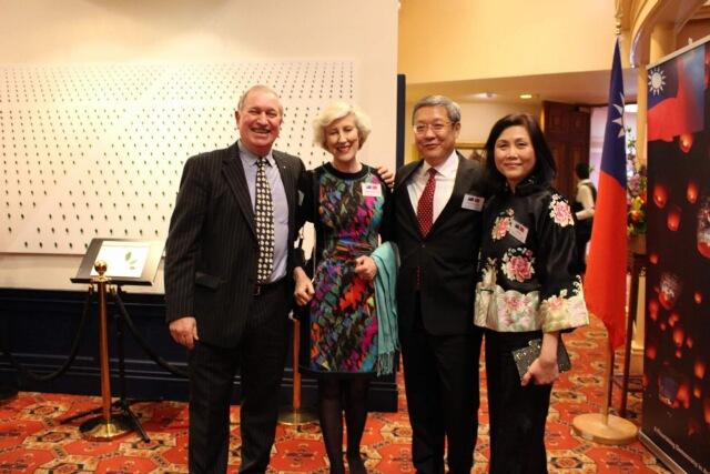 介代表文汲夫婦歡迎到場賓客