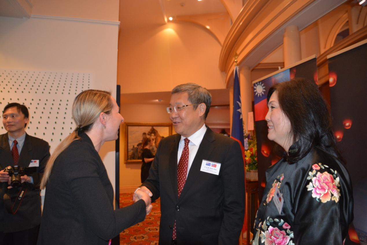 介代表文汲夫婦歡迎到場賓客