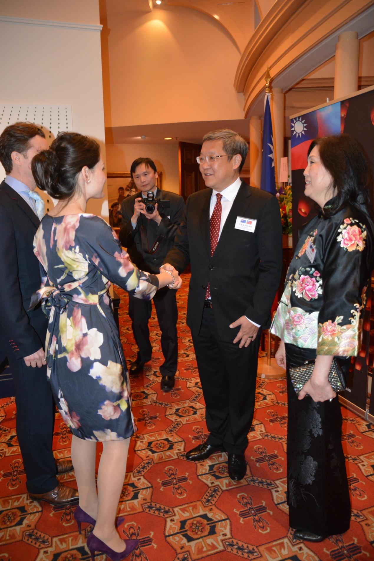 介代表文汲夫婦歡迎到場賓客