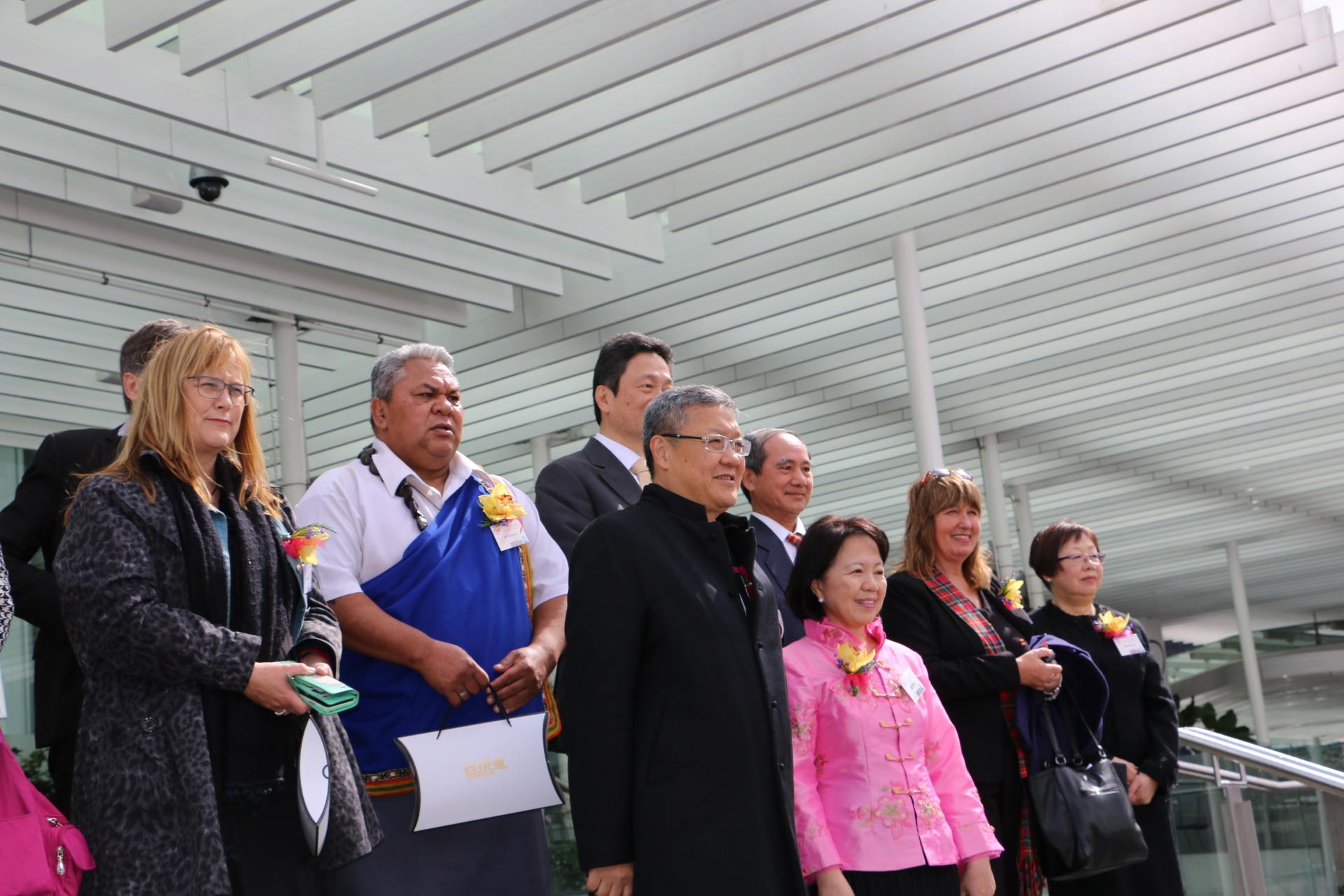 與會貴賓共同觀看戶外會場文化表演