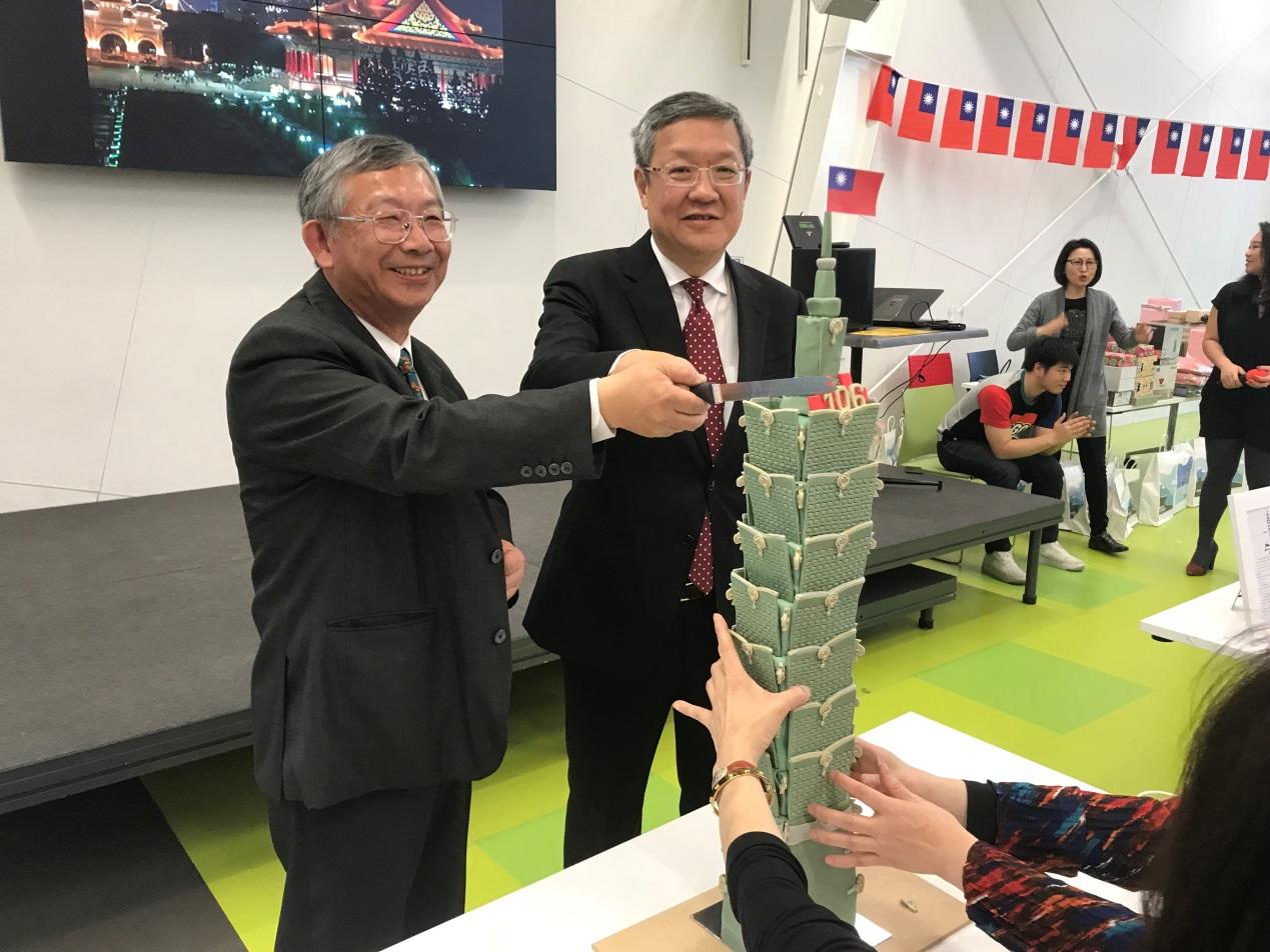 介代表文汲與華興協會曾會長南安共切慶祝中華民國106年生日蛋糕