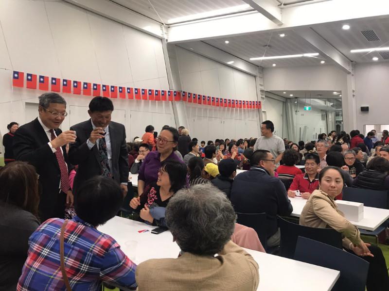 介文汲代表與傅陽明僑務委員與與會僑胞親切致意