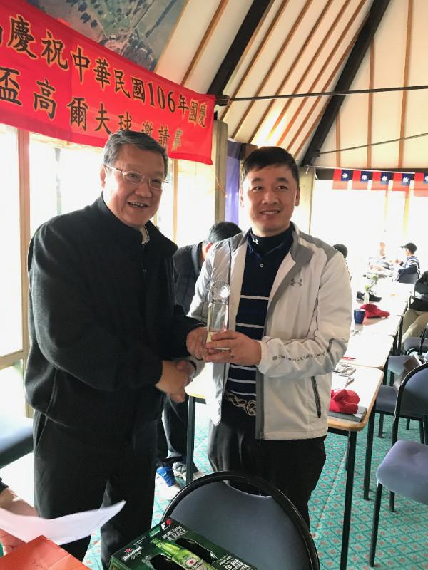 介文汲代表頒獎給優勝選手