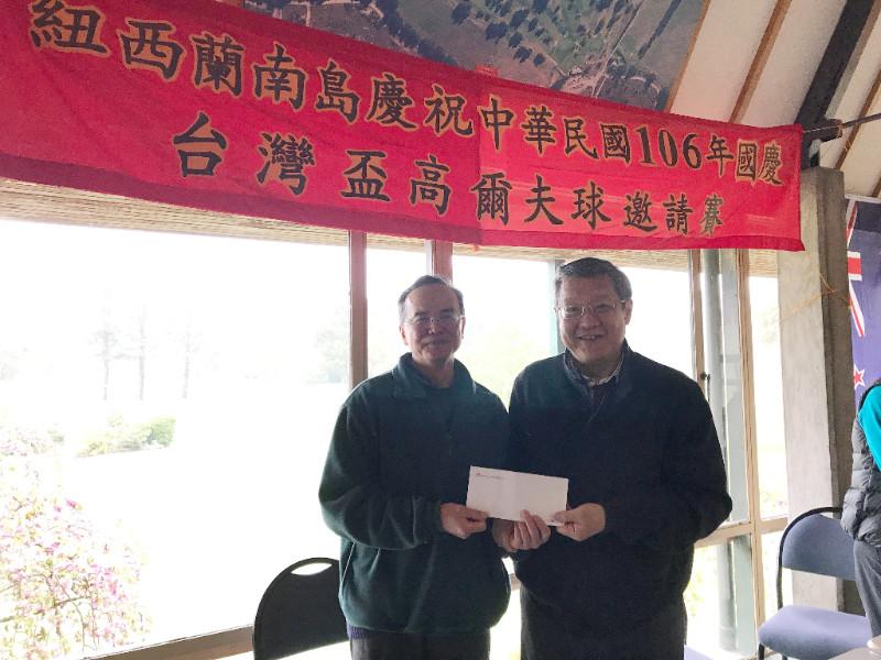 介文汲代表頒獎給優勝選手