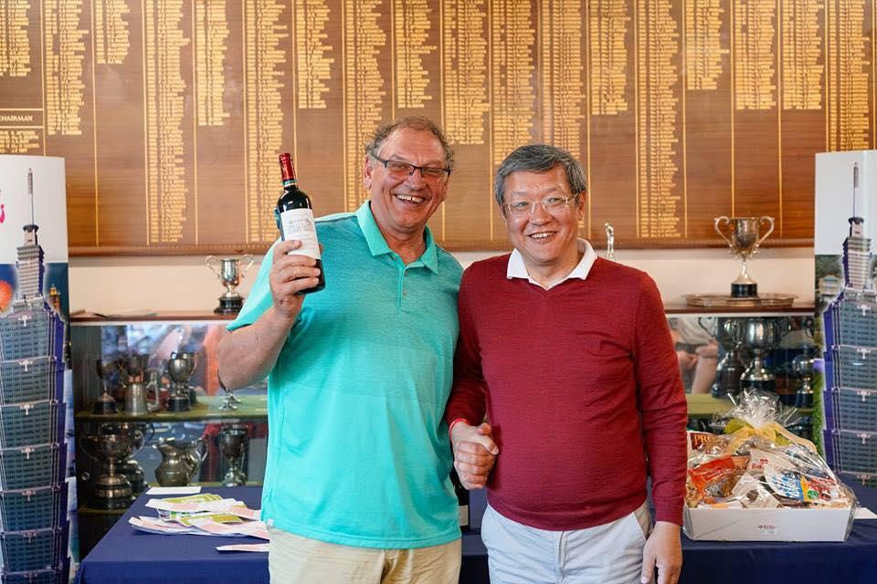 介文汲代表頒獎給優勝選手