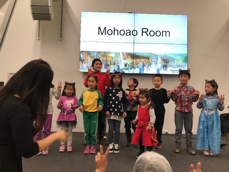 華興協會中文班的小朋友亦應邀上台演出