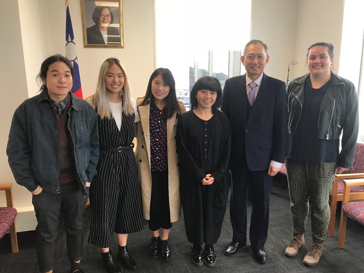 梅西大學(Massey University)講師Kerry Ann Lee(右三)、就讀該校之台灣學生黃愷文(左一)、羅靚純(左二)、黃馨誼(左三)及吳慶安(右一)與陳代表（右二）合影