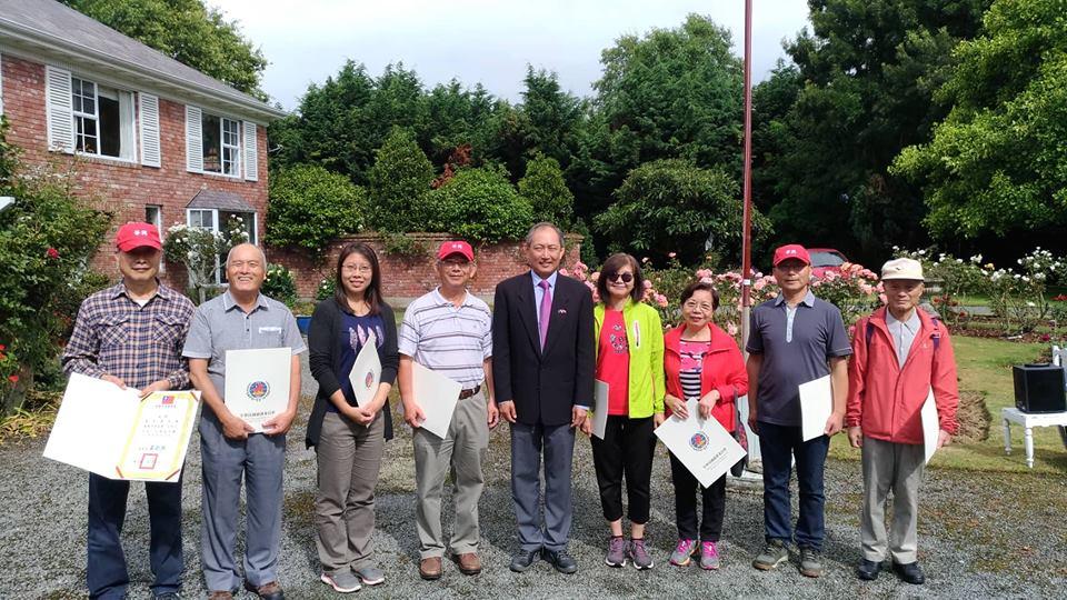 陳代表與新任及續任僑務榮譽職人員合影