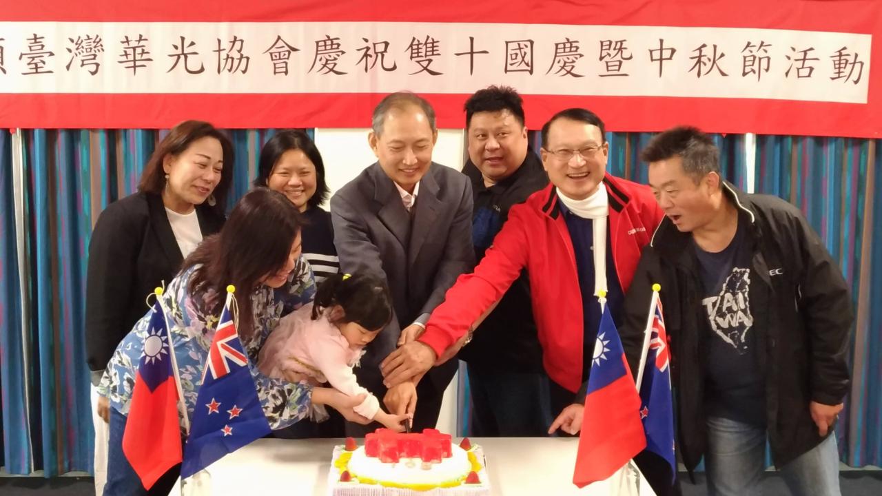 威靈頓臺灣華光協會舉辦「雙十國慶暨中秋節」 慶祝餐會，陳克明代表(中立)、華光協會楊俊傑會長(右三)、陳天福僑務顧問(右二)，以及出席餐會之9月及10月份壽星一同切蛋糕慶祝