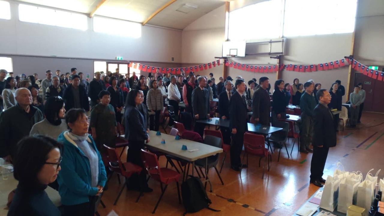 全體出席人員並在晚會開始前分別演唱紐西蘭與我國國歌