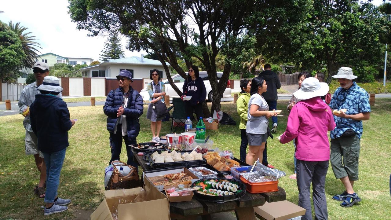 為本處陳克明大使(中間面向參加者)向參加僑胞致詞